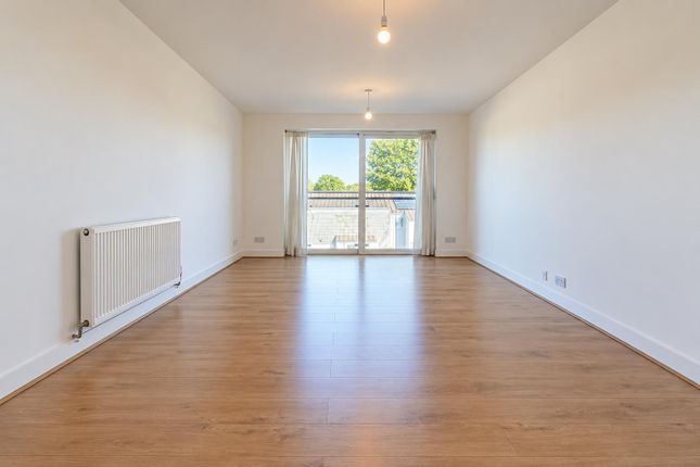 18, Martin Close, Uxbridge photo 4