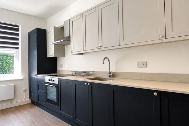 Flat 2, 13A, West Street, Reigate photo 4
