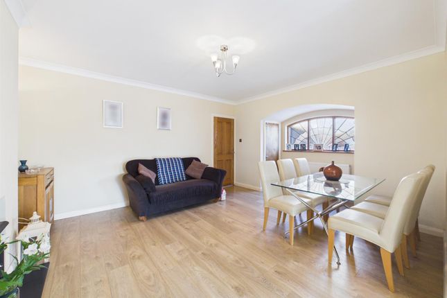 Eversley Crescent, Ruislip photo 4