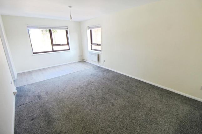 52, Kimberley Close, Slough photo 2