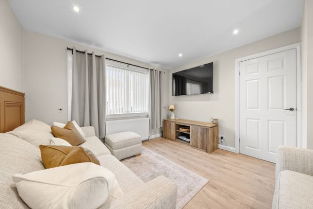 43, Balmoral Place, Stenhousemuir photo 3