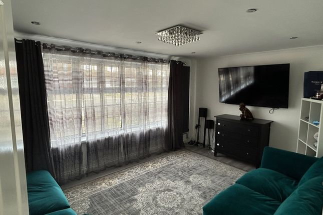4, Vicarage Farm Road, Wellingborough photo 2