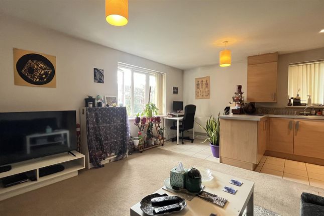 Flat to rent in Christchurch Park, Sutton
