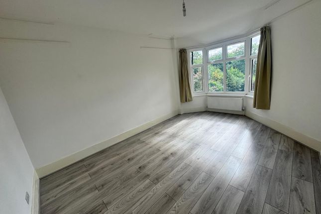 First Floor, 86a, Caversham Avenue, London photo 5