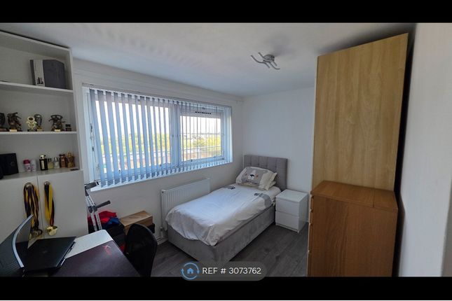 Flat, Kinefold House York Way Estate, London photo 4