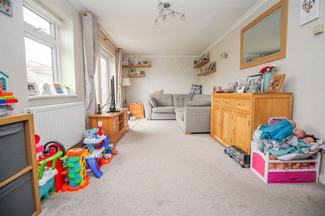 67, Seymours, Harlow photo 4