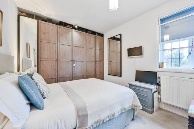 Flat to rent in Knatchbull Road, Camberwell, London