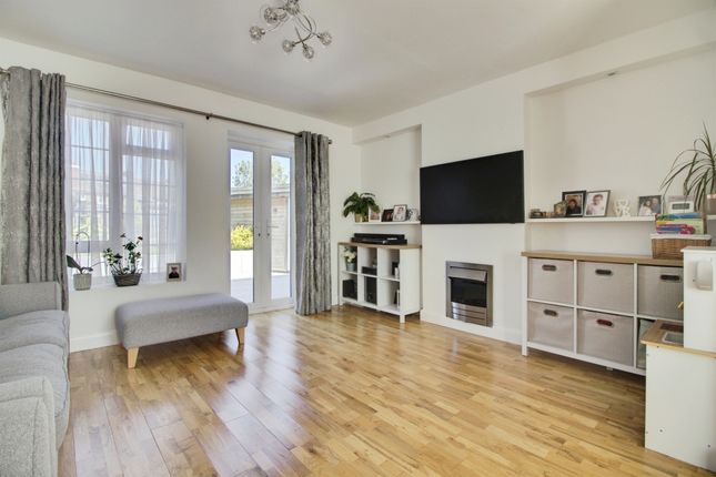 38, Upperfield Road, Welwyn Garden City photo 3