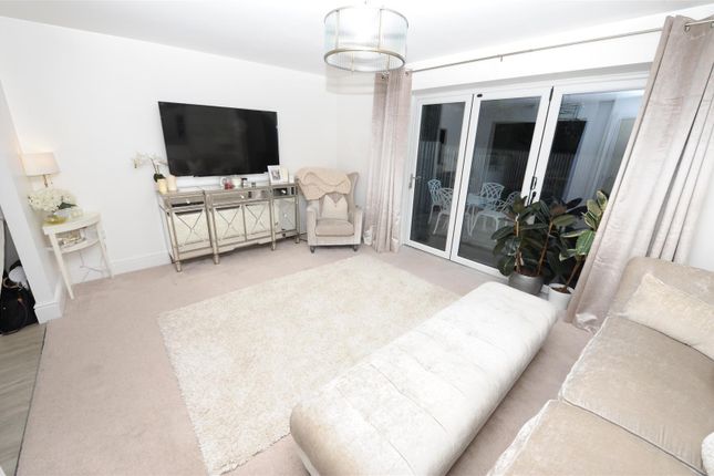141, Cleckheaton Road, Bradford photo 4