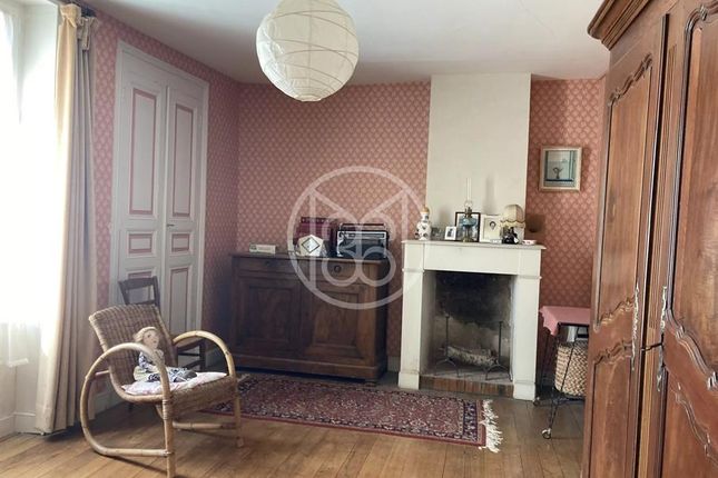 Town house for sale in Vouneuil-Sur-Vienne, 86210, France, Poitou-Charentes, Vouneuil-Sur-Vienne, 86210, France