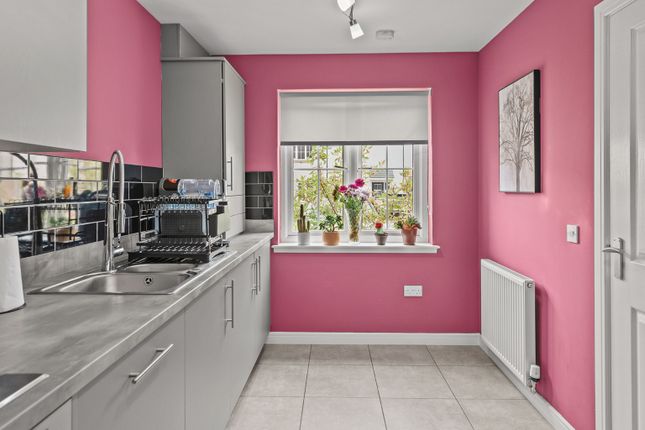 18 McLean Crescent, Whitburn, West Lothian photo 4