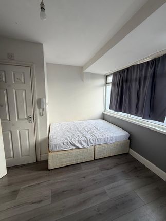 Elmgate Avenue, Feltham, London photo 2