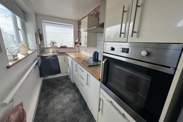 18, Heaton Hill, Bradford photo 4