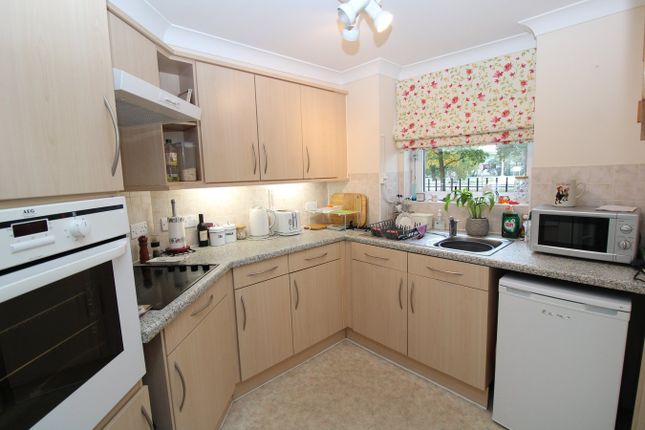 Pinetree Court, Danestrete, Stevenage photo 4