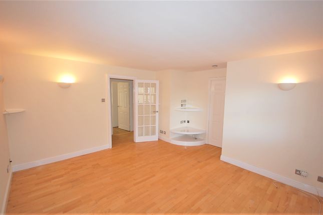 Flat to rent in Glaisher Street, London