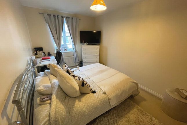 Flat to rent in St. Lukes Court, Hatfield