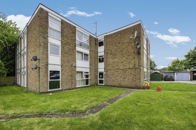 Flat for sale in Stockingstone Road, Luton
