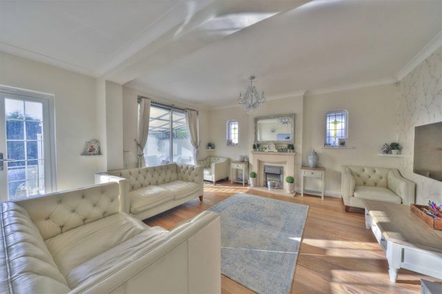 29, Keswick Gardens, Ruislip photo 2