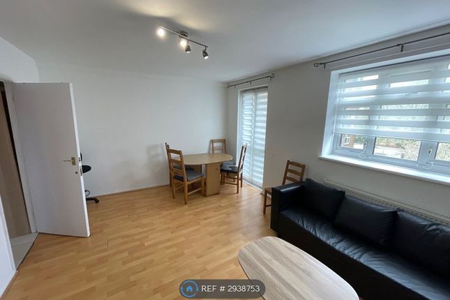 Flat  Baron Court, London Road, Croydon photo 2