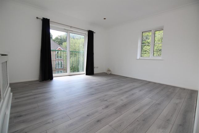 38, Fenchurch Road, Crawley photo 2