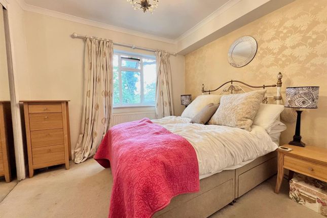 22 Heath Court, Park Road, Uxbridge photo 3