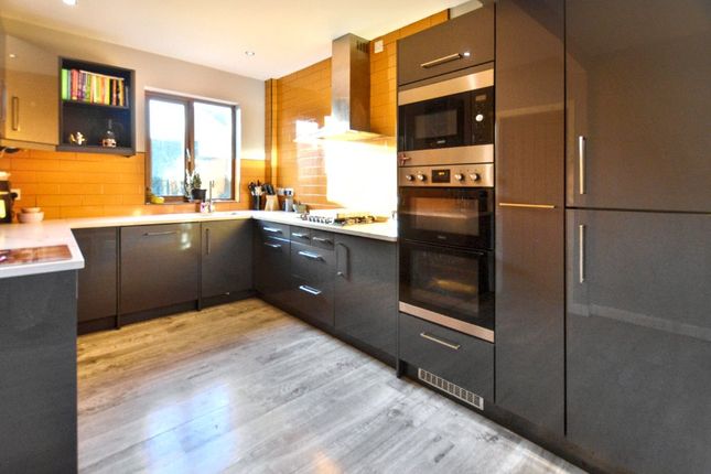 27, Ash Crescent, Wakefield photo 3