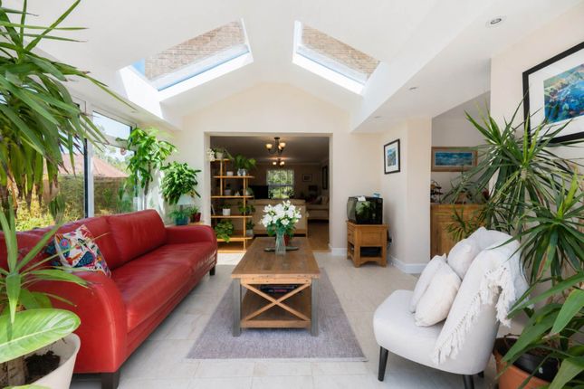30, Turners Close, Horsham photo 3