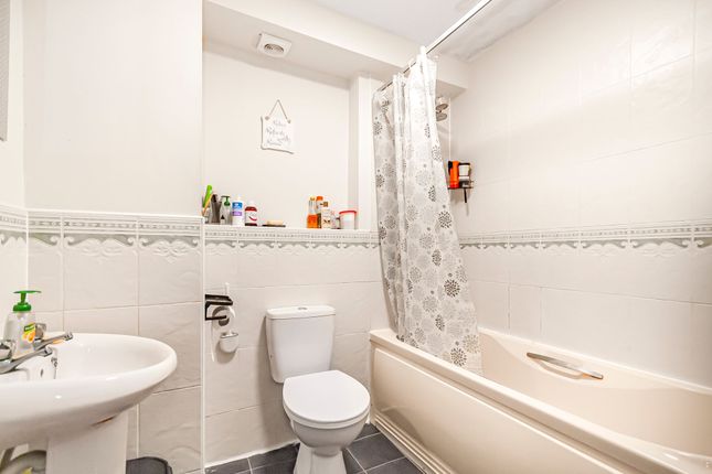 33 Royal Court Drive, Bolton photo 4