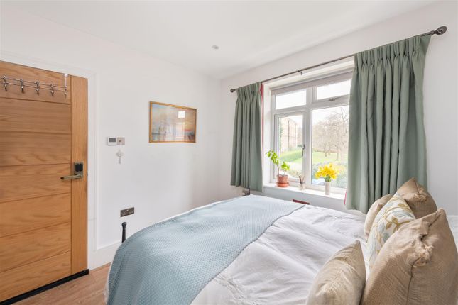 Property for sale in Stroud Crescent, London