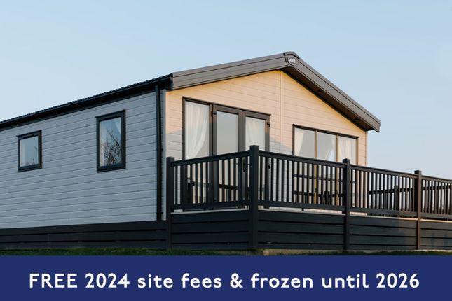 Thumbnail Lodge for sale in Mawgan Porth, Newquay