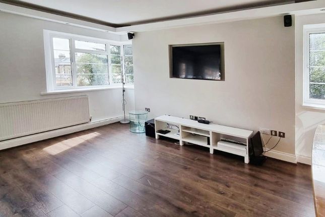 Flat to rent in Mulberry Close, Hendon, London