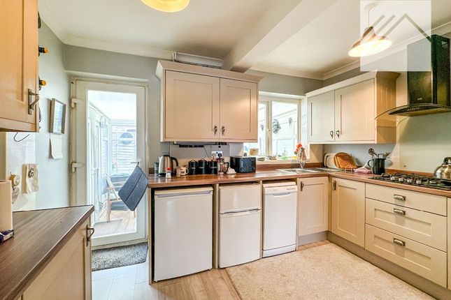 25b Dovercliff Road, Canvey Island photo 3