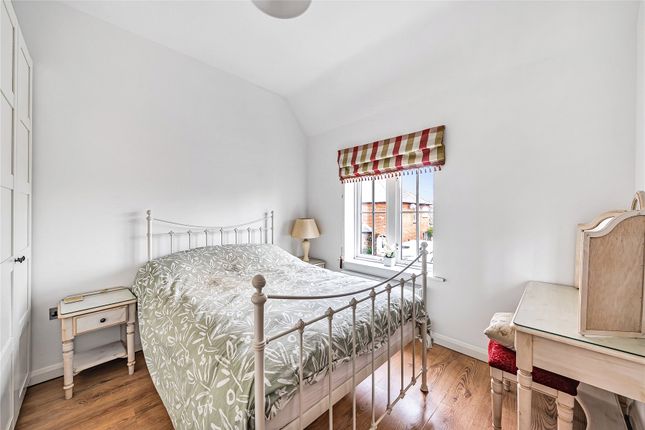 Flat 2, Stansfield Court, 43, Newark Lane, Surrey photo 4