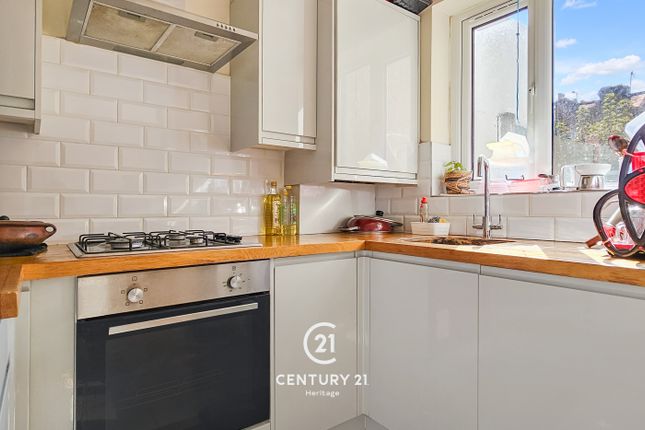 Flat for sale in Glenthorne Road, London