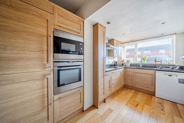 7, Copper Beech Close, Windsor photo 2