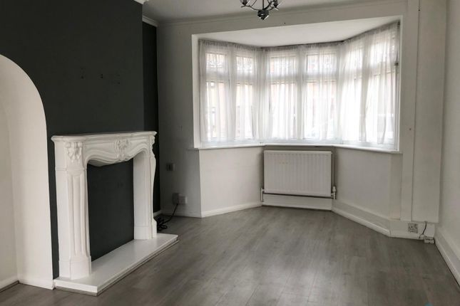 17 Abbotts Close, Romford photo 2
