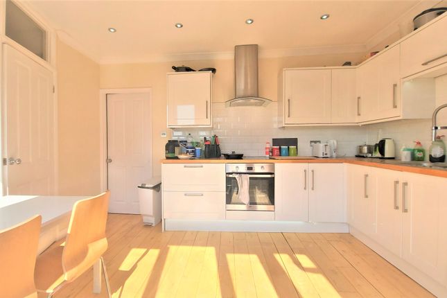 Room 3, 33, Kings Chase, Brentwood photo 3