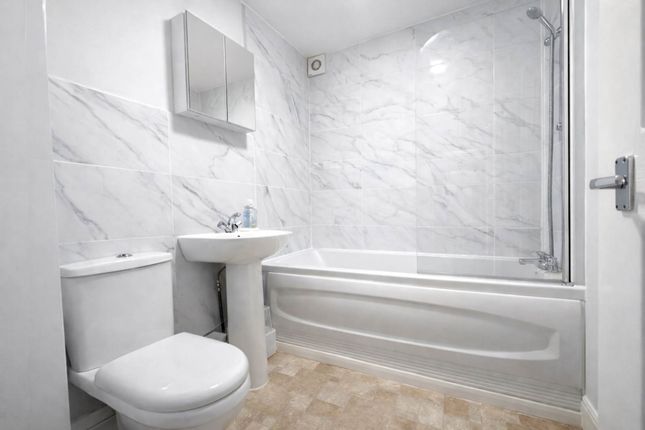 62 Kingfisher Way, 62, London photo 4