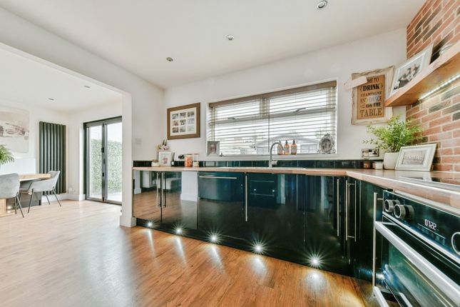 27, Peartree Way, Hertfordshire photo 3