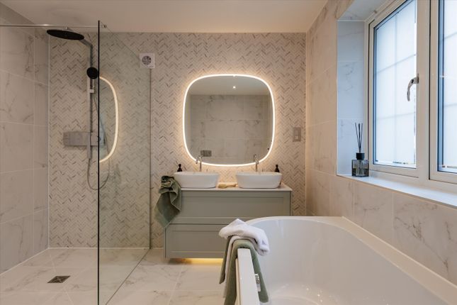 Horseshoe Crescent, Guildford photo 3