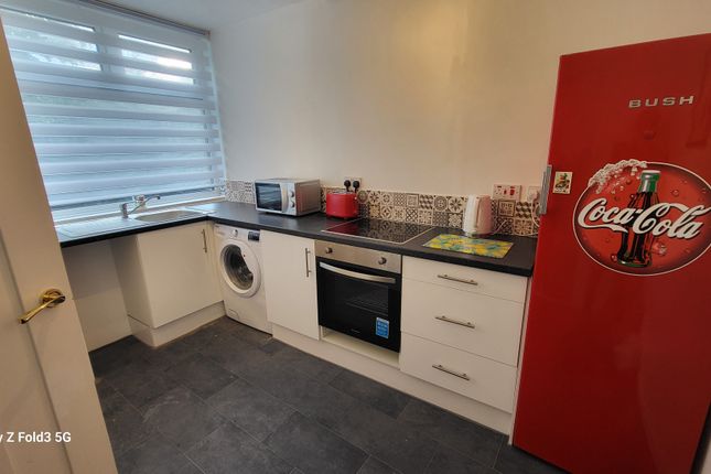 Flat to rent in Courtland Avenue, Cranbrook, Ilford