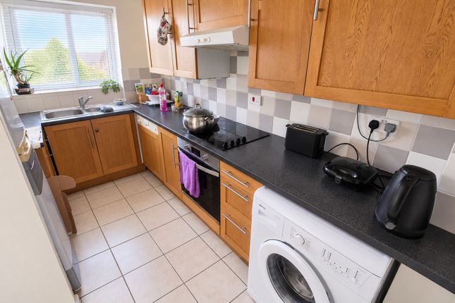 77, Streamside Close, London photo 3