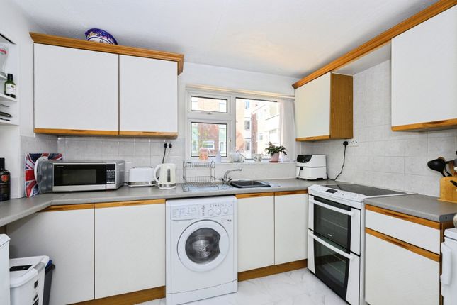 Flat 4 Chilworth Court, 152, Station Road, Surrey photo 3