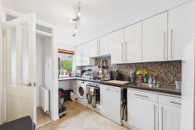 16, Magnolia Close, Sandhurst photo 2