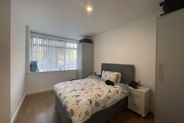 Flat to rent in Fitzwilliam House, Southall