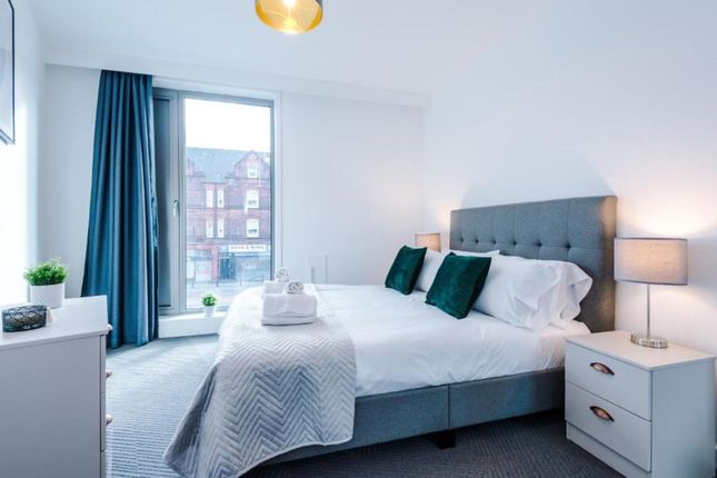 Flat to rent in Oldham Road, Manchester