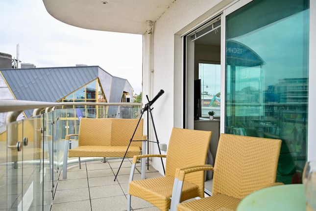 2 Harbour Point, Stuart Street, Cardiff photo 2