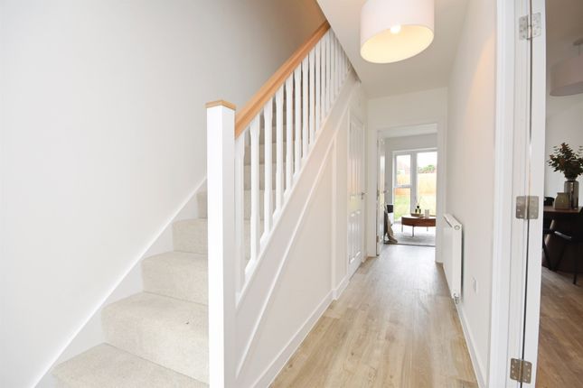 98, Ghyllgrove Close, Basildon photo 2
