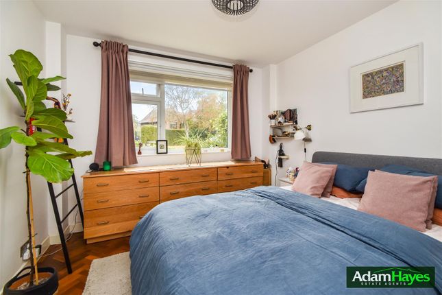 2 Cedar Drive, The Causeway, London photo 4