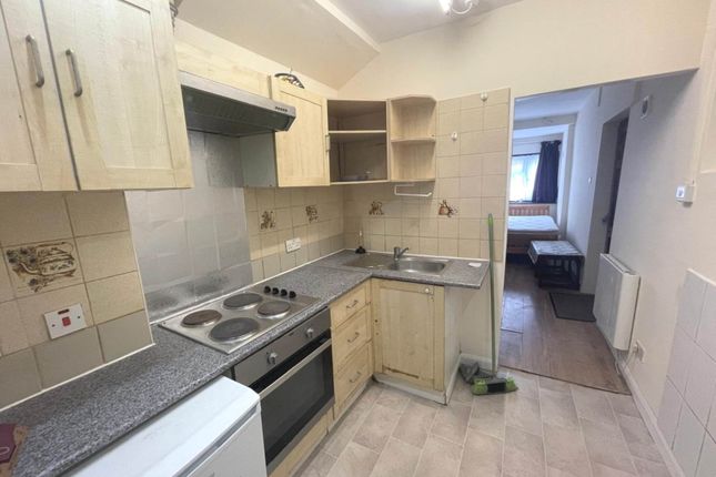 184 A, Greatwest Rd, Hounslow photo 2